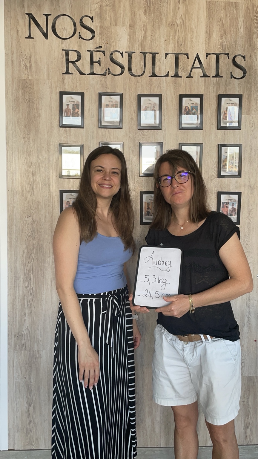 Photo souvenir au club avec une ardoise de résultats — 9